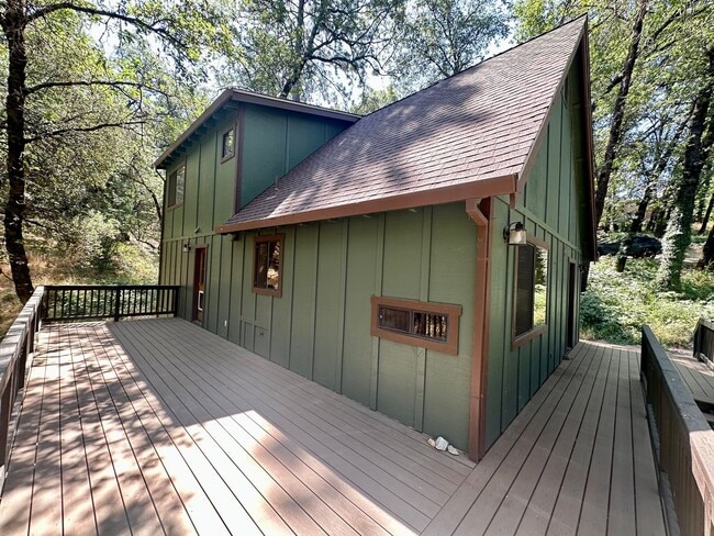 Building Photo - Charming 3 Bedroom 2 Bathroom Home Off Tyl...