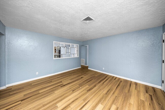 Foto del edificio - 2408 NW Ozmun Ave