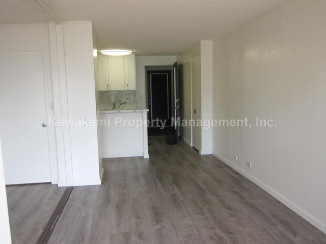Building Photo - Conveniently Located, Renovated Condo w/Pa...