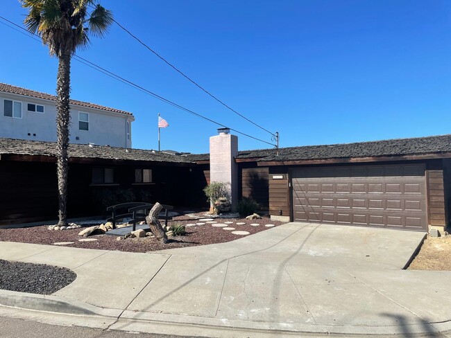 Building Photo - 3 Bed/ 2 Bath Home in Baypark Amazing Views!