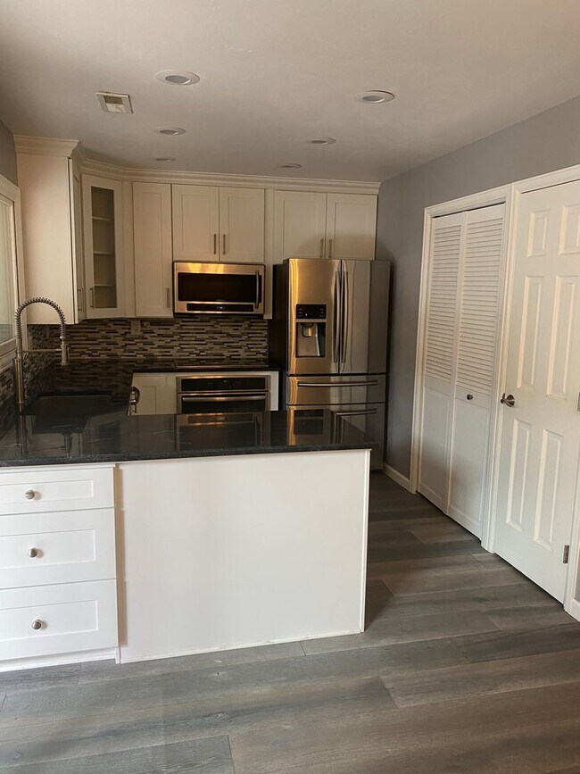 Foto del edificio - BEAUTIFUL 2 Bed 1.5. Bath Townhome in Can't Beat South Boulder Location