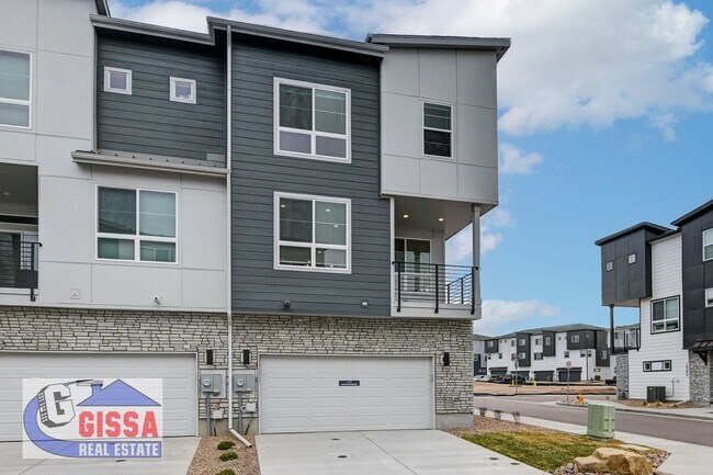Foto del edificio - 1.5 year old townhome with 3 bedrooms, 2 1/2 bathrooms, 2-car garage at Victory Ridge available NOW!