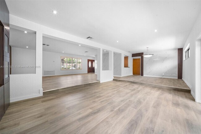 Building Photo - 19402 NE 19th Ct
