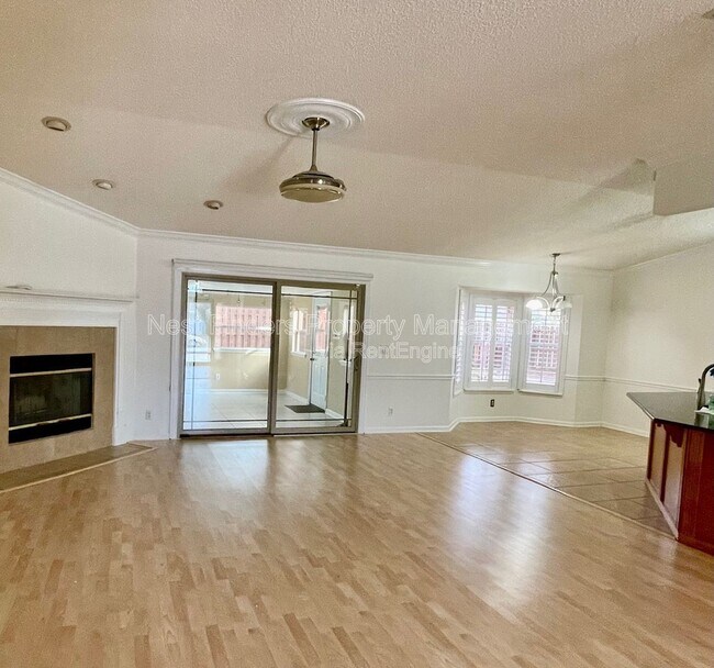 Foto del edificio - 2127 Forest Gate Dr W