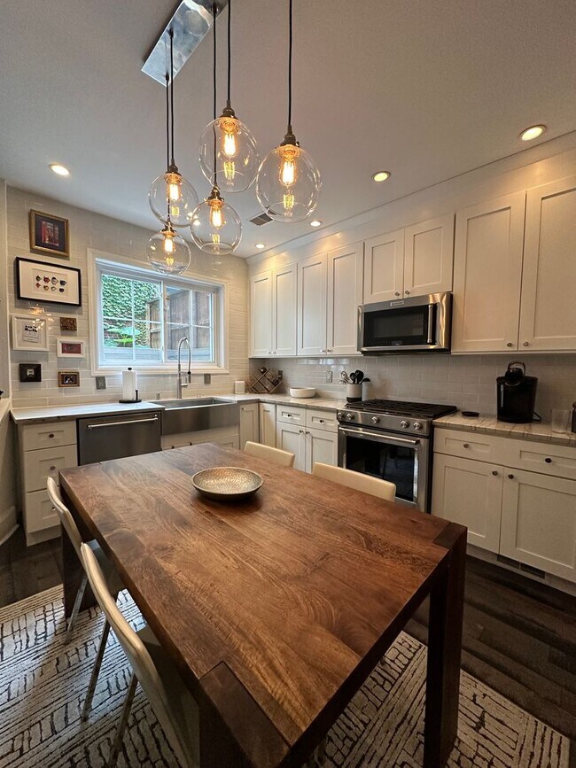 Building Photo - 3 Bed 3 Bath House in Rittenhouse Square
