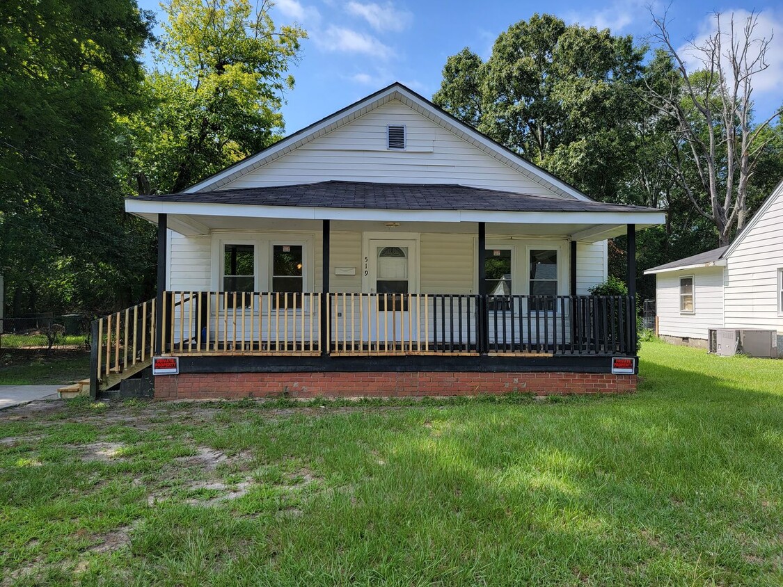 Primary Photo - 3 bedroom 1 bath home just 1.5 miles from ...