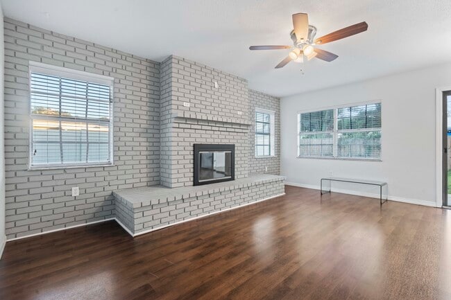 Foto del edificio - 353 Shirley Ave