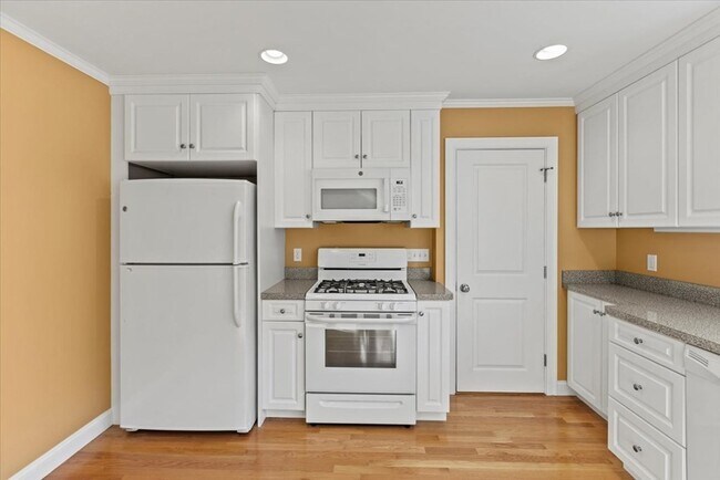 Building Photo - 40 Waverly St