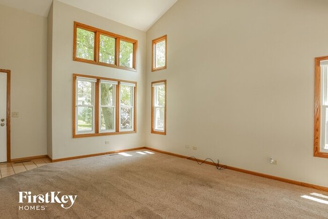 Building Photo - 235 S Highland Dr