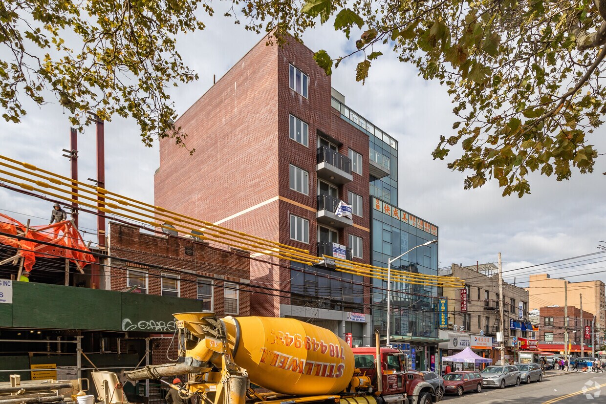 Building Photo - 818 60th St