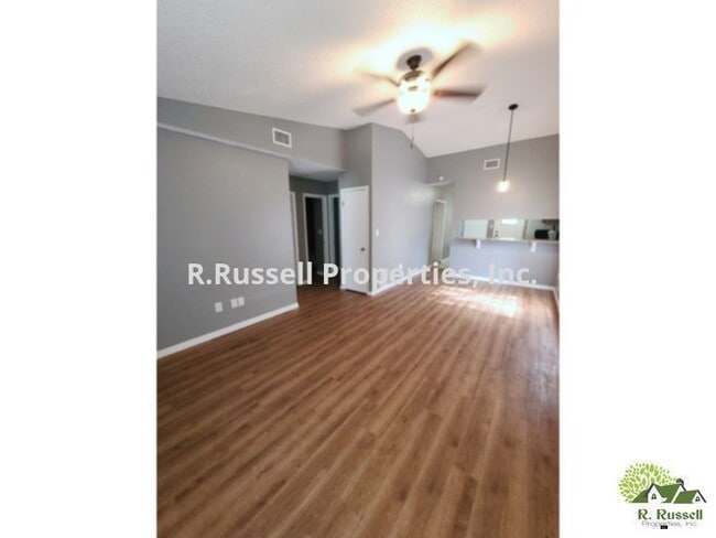 Building Photo - Great duplex available for immediate move ...