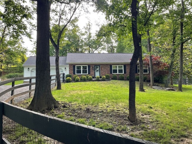 Building Photo - 4 Bedroom 3 Bath SFH on 3.5 Acres For Rent...