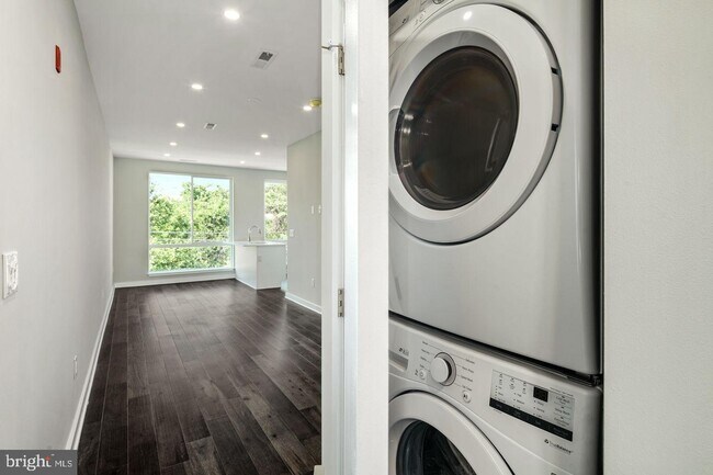 Foto del edificio - 2409 Ridge Ave