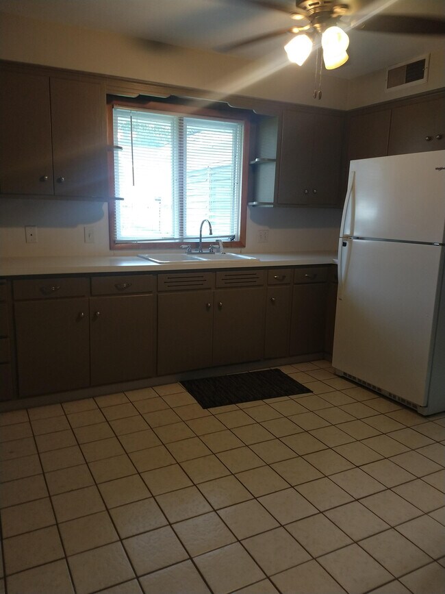 Foto del edificio - 527 W Dewey St