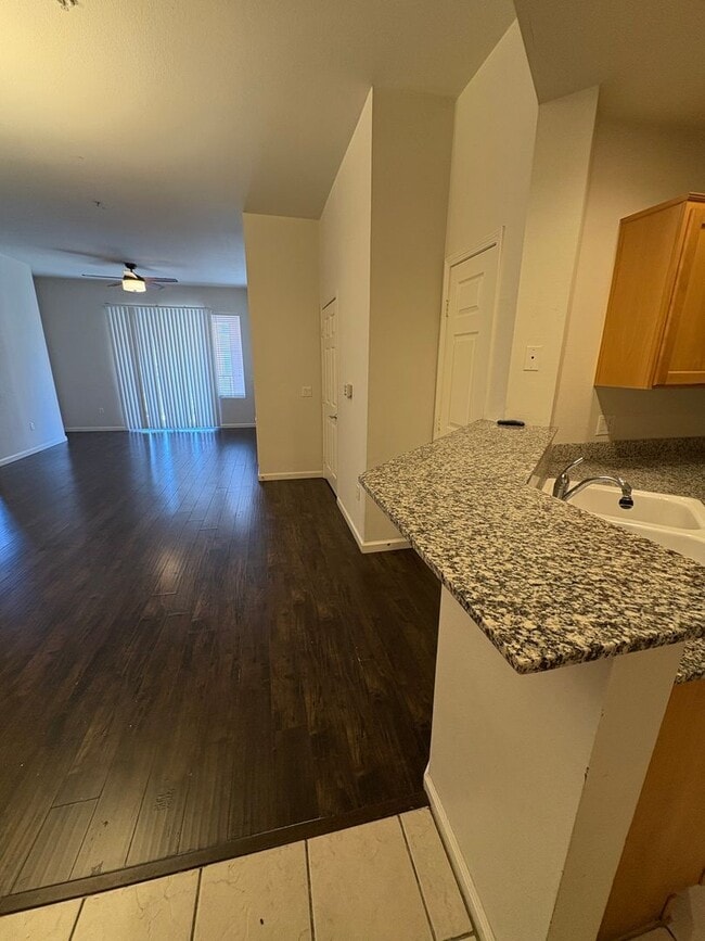 Building Photo - Amazing unfurnished 2 bedroom condo at Par...