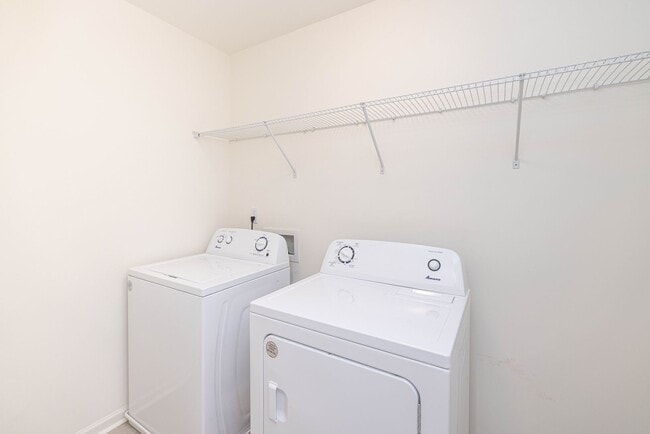 Building Photo - Spacious 3BD/2.5BTH Paired Home minutes fr...