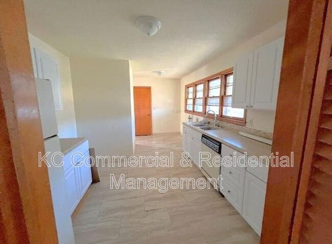 Building Photo - 802 E 75th Terrace