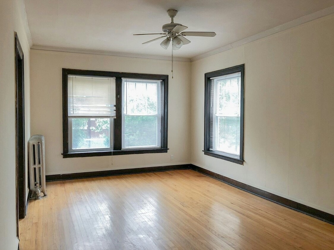 Primary Photo - 2010-1 West Foster Avenue, Unit A2