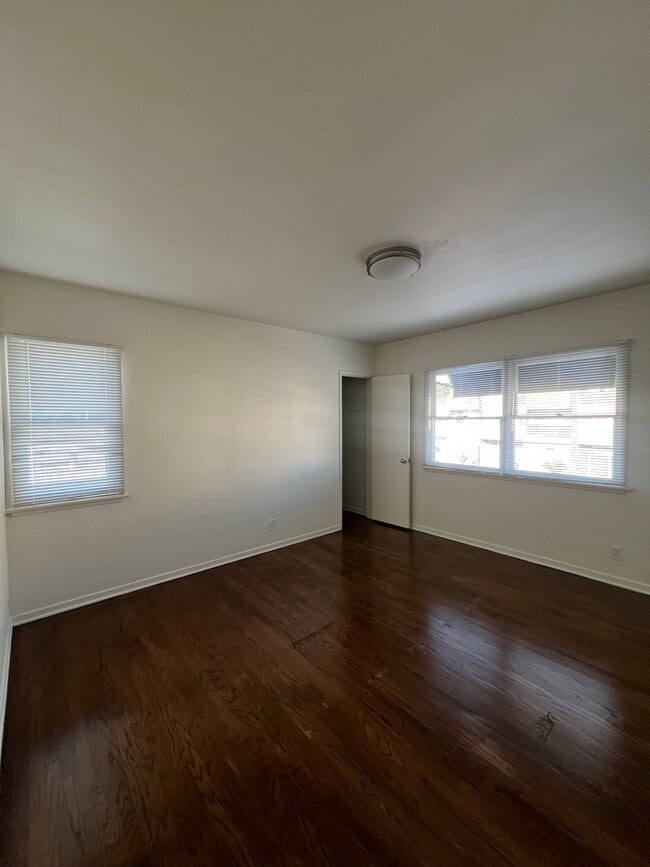 Building Photo - 2610-2612 Santa Monica Blvd