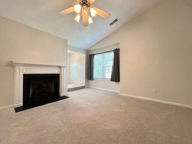 Foto del edificio - Charming 2-Bedroom Condo in the Heart of V...