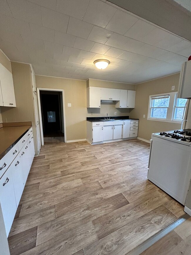 Building Photo - Freshly Remodeled Unit