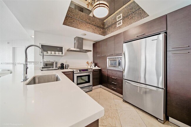 Foto del edificio - 150 Sunny Isles Blvd