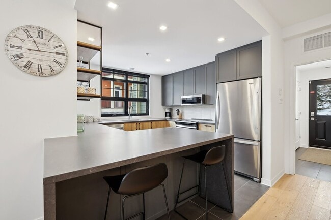 Building Photo - 215 Chem. des Quatre-Sommets