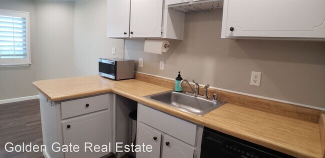 Building Photo - 5060 Valley Crest Dr