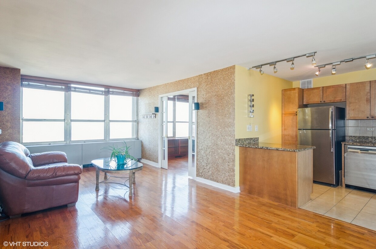 Foto principal - 655 W Irving Park Rd
