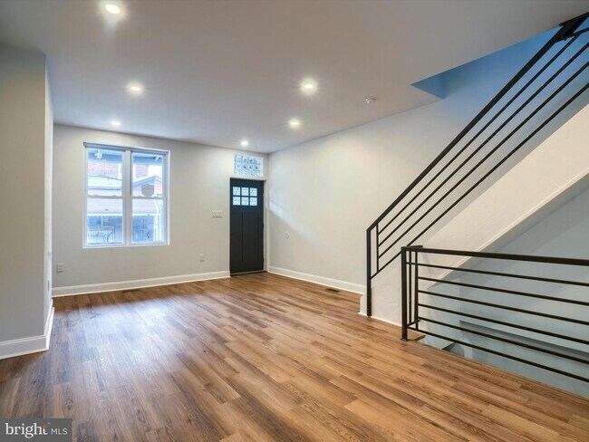 Building Photo - 1529 N Myrtlewood St