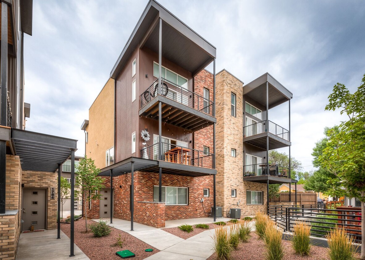 Urbanite Living near Downtown 3 Bed End Unit Townhouse - Urbanite Living near Downtown 3 Bed End Unit Townhouse