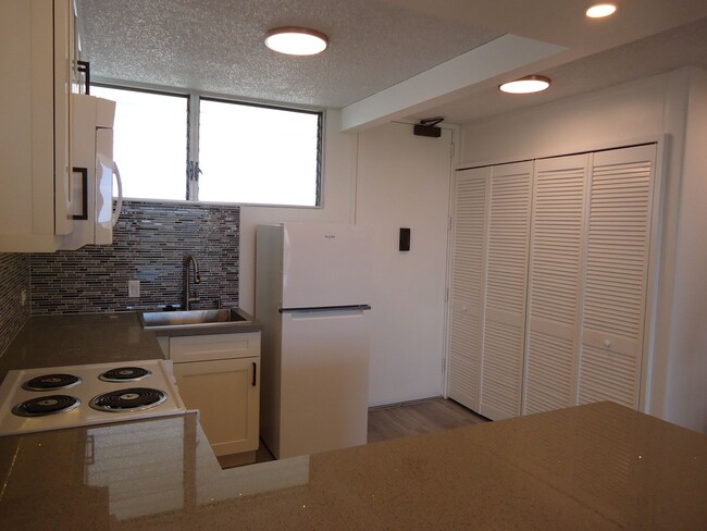 Foto del edificio - Remodeled 1 Bedroom, 1 Bath, 1 Covered Par...