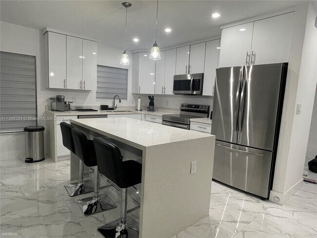 Foto del edificio - 3 br, 2.5 bath House - 2708 NW 9th Ct # 2708