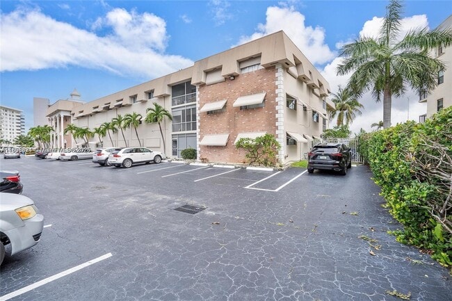Foto del edificio - 300 Golden Isles Dr