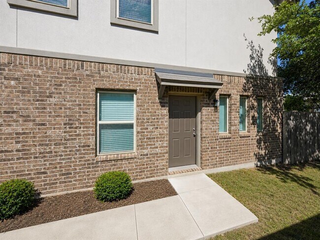 Foto del edificio - 2304 S Lakeline Blvd