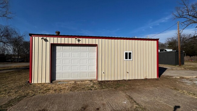 Building Photo - 911 N Sherman Ave