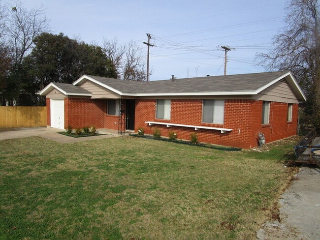 Building Photo - 1305 Milmo Dr