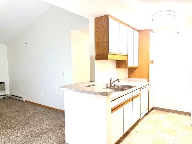 Cocina con encimera tipo península. - Cross Plains Apartments Near Madison | In-Unit Laundry | Walk-In Closets | Trail Access