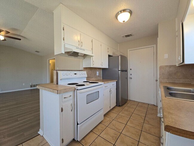 Foto del edificio - COMING SOON!