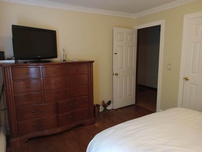 Building Photo - 4 Zinn Rd