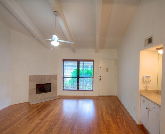 Foto del edificio - 5711 Sugar Hill Dr
