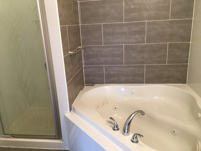 Building Photo - 629 Van Buren St