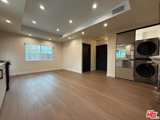 Foto del edificio - 18242 Rayen St
