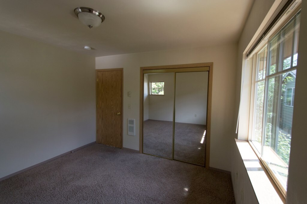 Nice 3 Bed Upstairs Flat - Walking Distance to Campus! - Nice 3 Bed Upstairs Flat - Walking Distance to Campus!