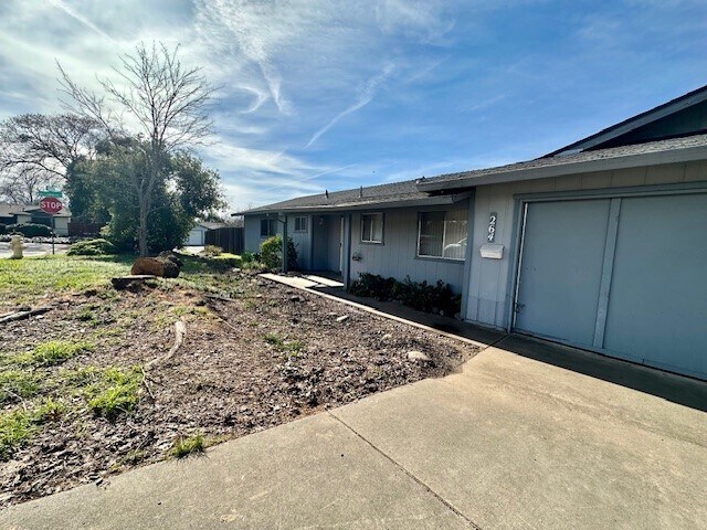 Foto del edificio - Charming 3 bedroom 2 bathroom home in beau...