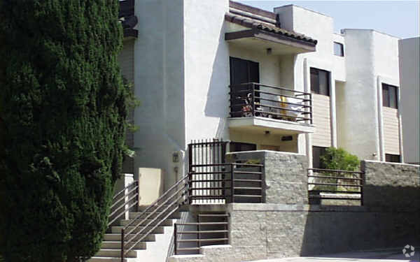 Building Photo - 118 N Cedar St