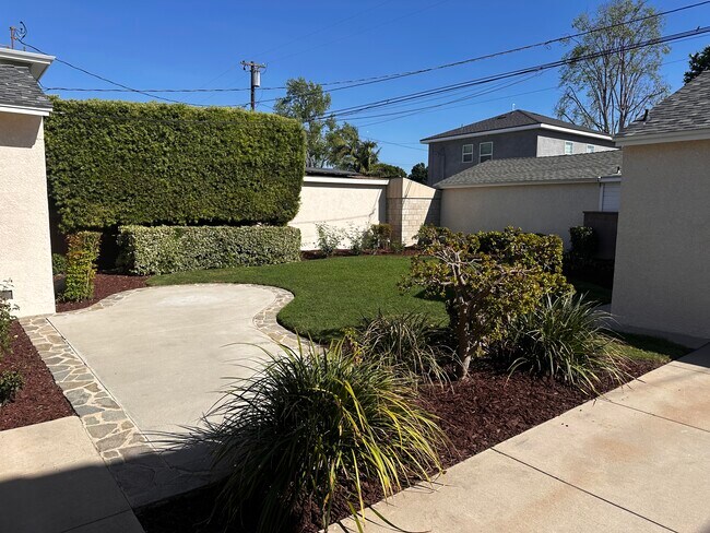 Building Photo - 5818 E Scrivener St