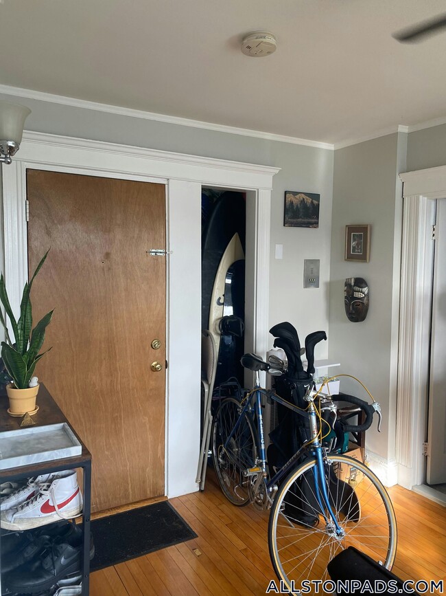 Foto del edificio - 12 Farrington Ave