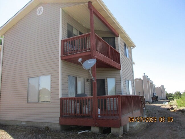 Foto del edificio - 1975 Village Dr