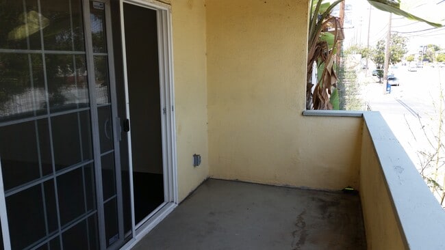 Private balcony - 11009 Venice Blvd